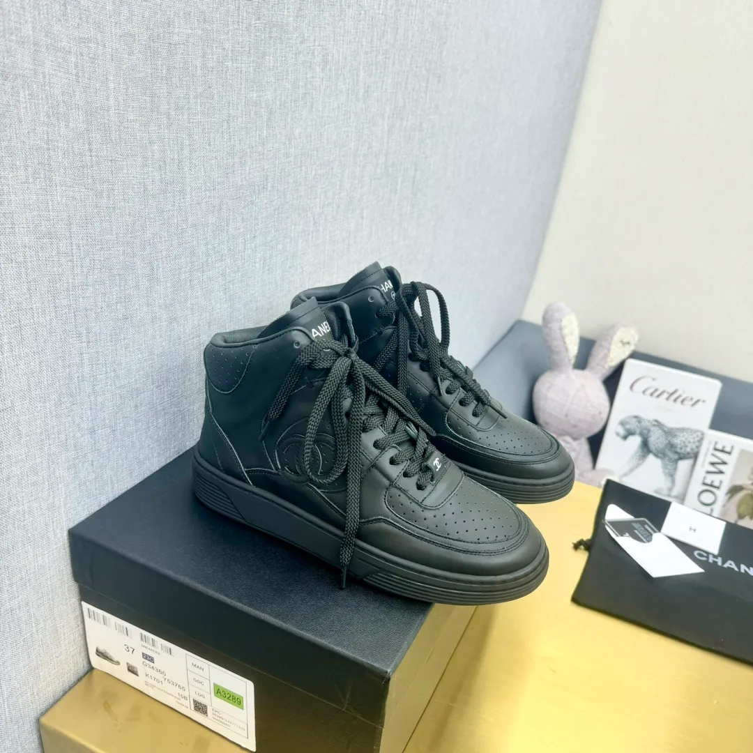 👟👟Ex-factory price 680👟👟 Top version oil edge craftsmanship, original order quality! 35-45 Couple Model Chanel Chanel 24C Early Spring Vacation Series Xiaoxiang Metal Casual Sports Shoes Gold Panda Shoes The latest foreign catwalk series Chanel Chanel 2023 early spring series is held in the second smallest country in the world. The series is inspired by Monaco's international seaside lifestyle, from the F1 racing track to the beach pool, from the casino to the tennis court, creating a diverse and unique new series of racing driver's helmets, one-piece suits and other elements that have been reinterpreted to be more fashionable. Exquisite packaging at the delivery counter🛍📦 ▪️Fabric: Original calfskin ▪️Lining: Original custom imported cowhide ▪️Sole: Original TPU outsole ▪️Size: Women's 35-45